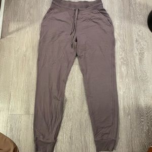Lululemon size 4 high waisted sweats/ joggers mauve color